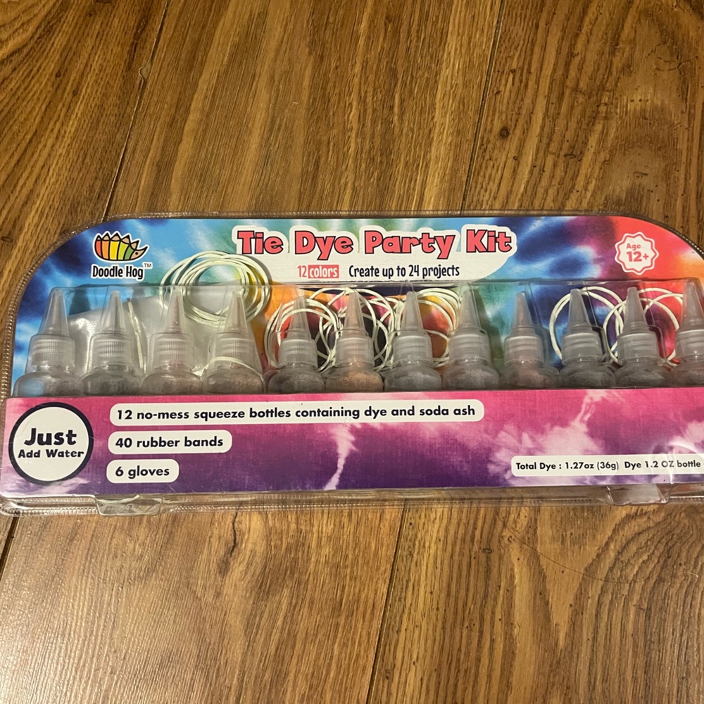 Old tye dye kit fun and never used